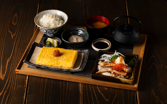 いくらのせサーモンハラスとろろ＆だし巻き定食