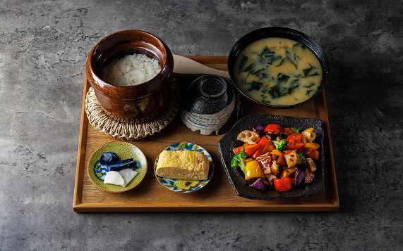 野菜たっぷり！黒酢あん唐揚げ土鍋ご飯定食